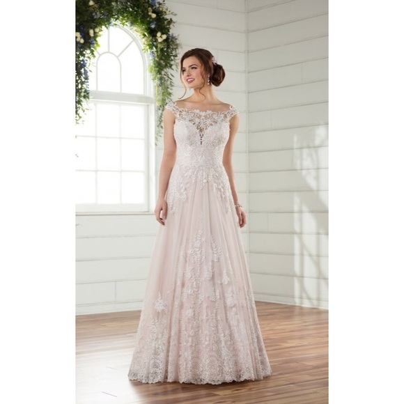 SOLD Essense of Australia D2327 Lace Wedding Dress - Picture 2 of 5